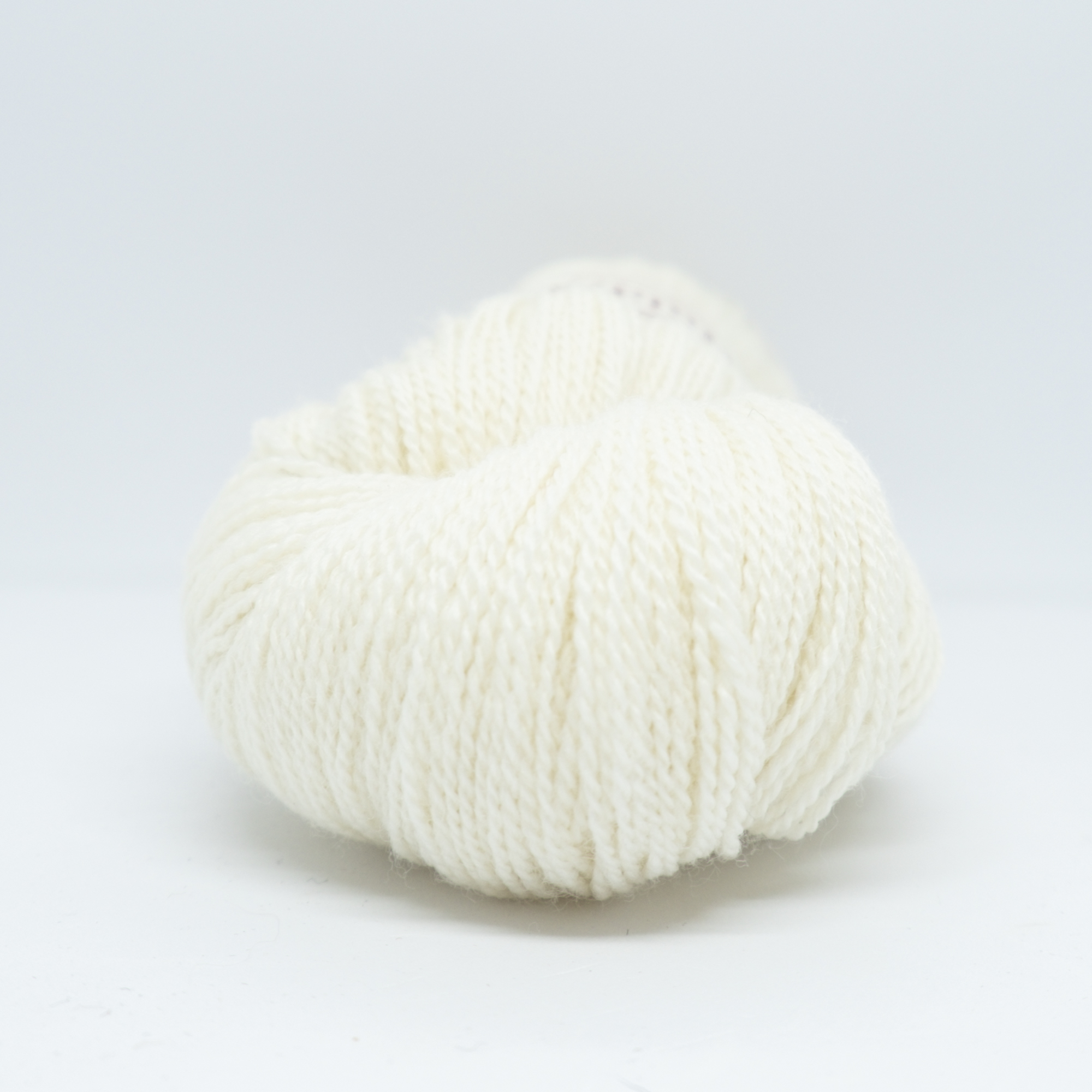 Huldra kamgarn 8,5/2, halvbleket hvit (100 g hesper)