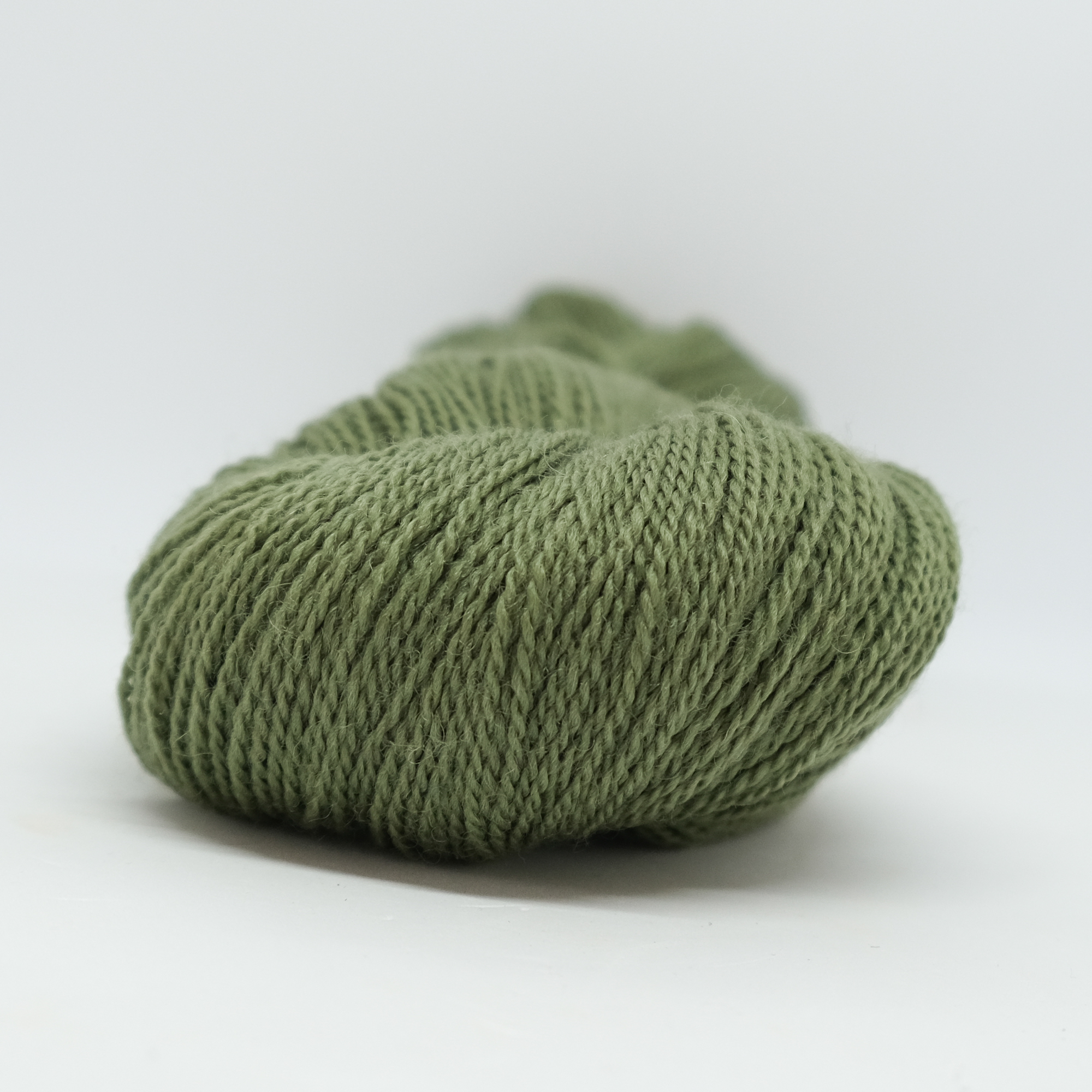 Huldra kamgarn 8,5/2, dempet grågrønn (100 g hesper)