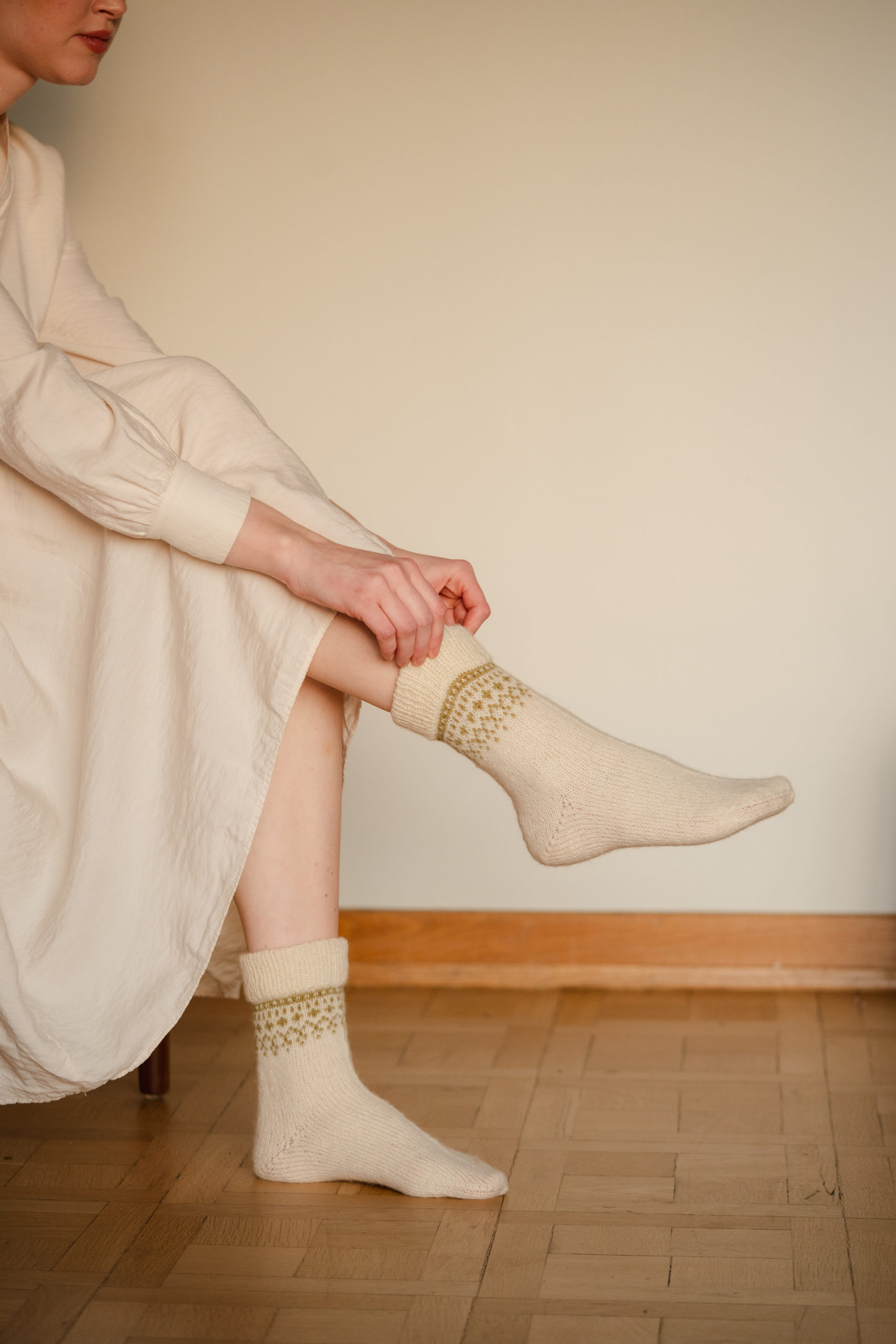 Sokker No 2. dusty green/natural white (yarn kit) - English